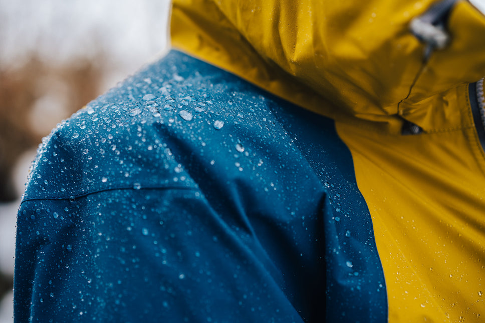 Kleidung imprägnieren: So bleibt deine Regenjacke länger dicht
